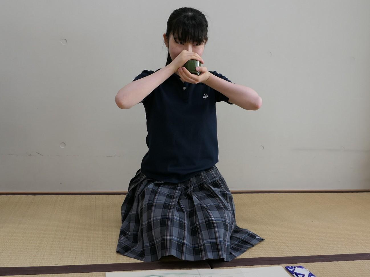集中して香りを「聞く」香道部の工藤日奈子さん（3年）