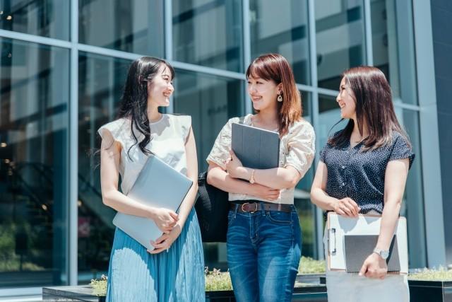 タブレットを持ち歩く女性たちの画像