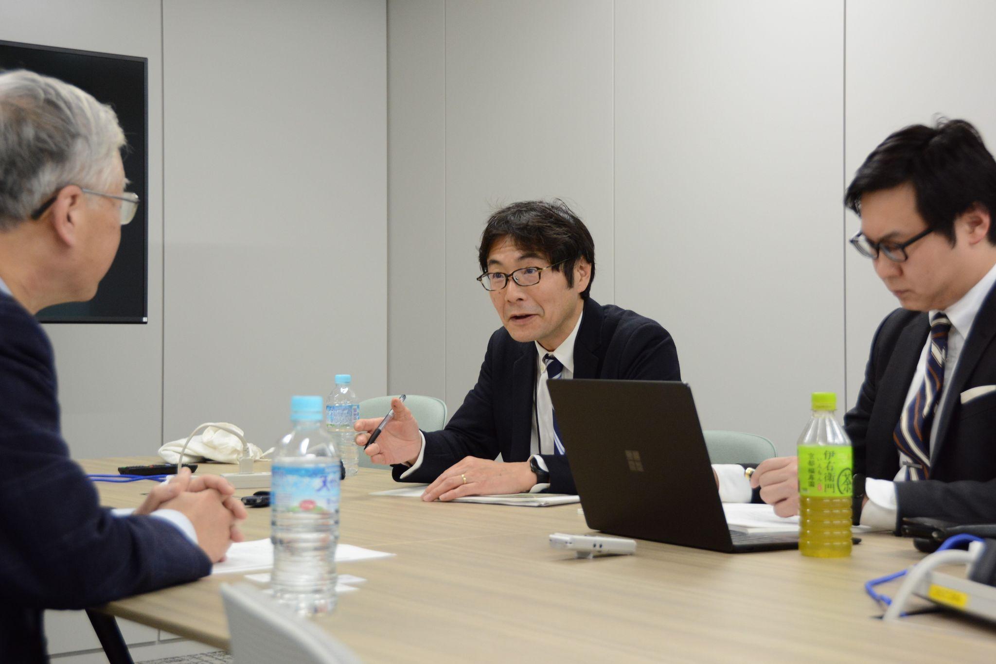 天笠教授に質問する片山健志編集長