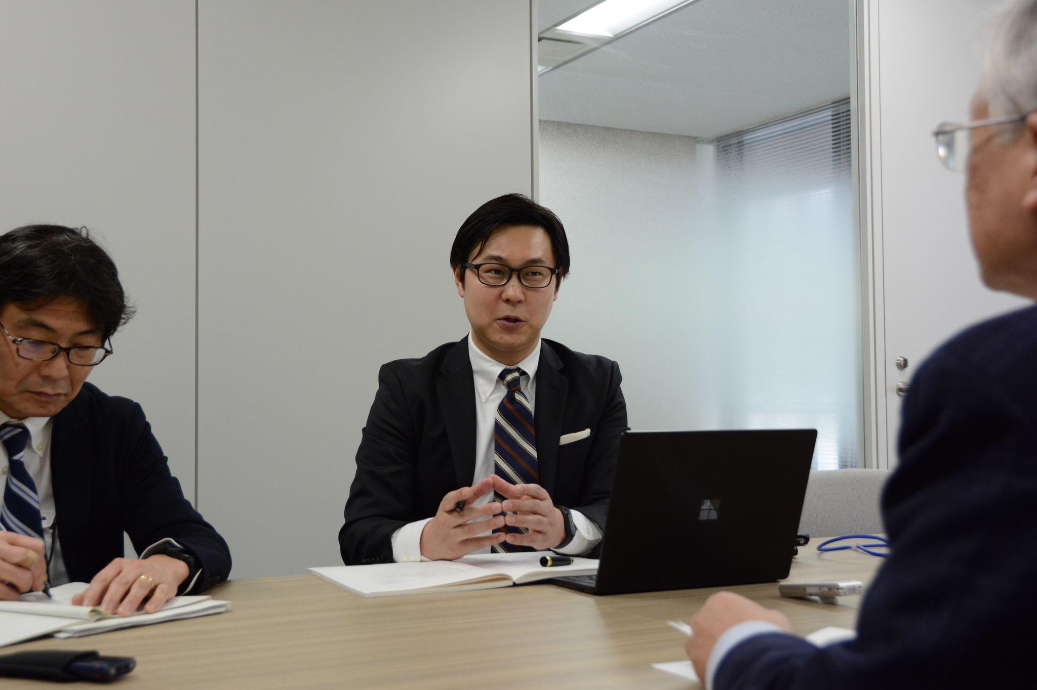 インタビューで質問する宮田氏