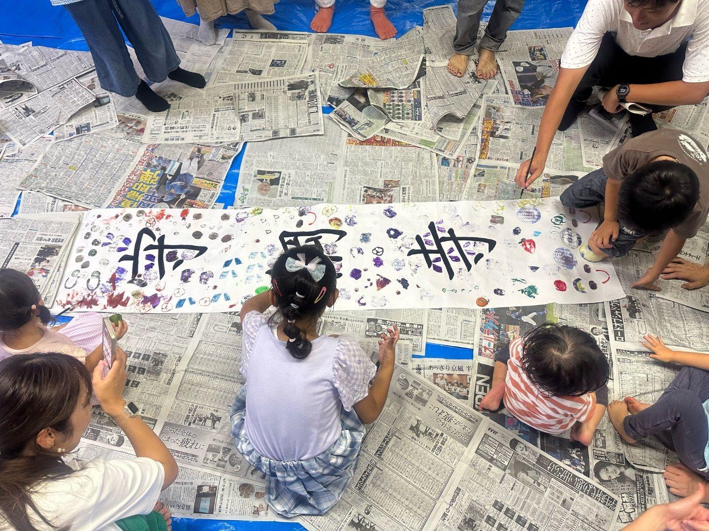 250108  ①トップ写真候補）8月25日守綱寺の活動に参加し野菜スタンプで幟作り（学校提供）