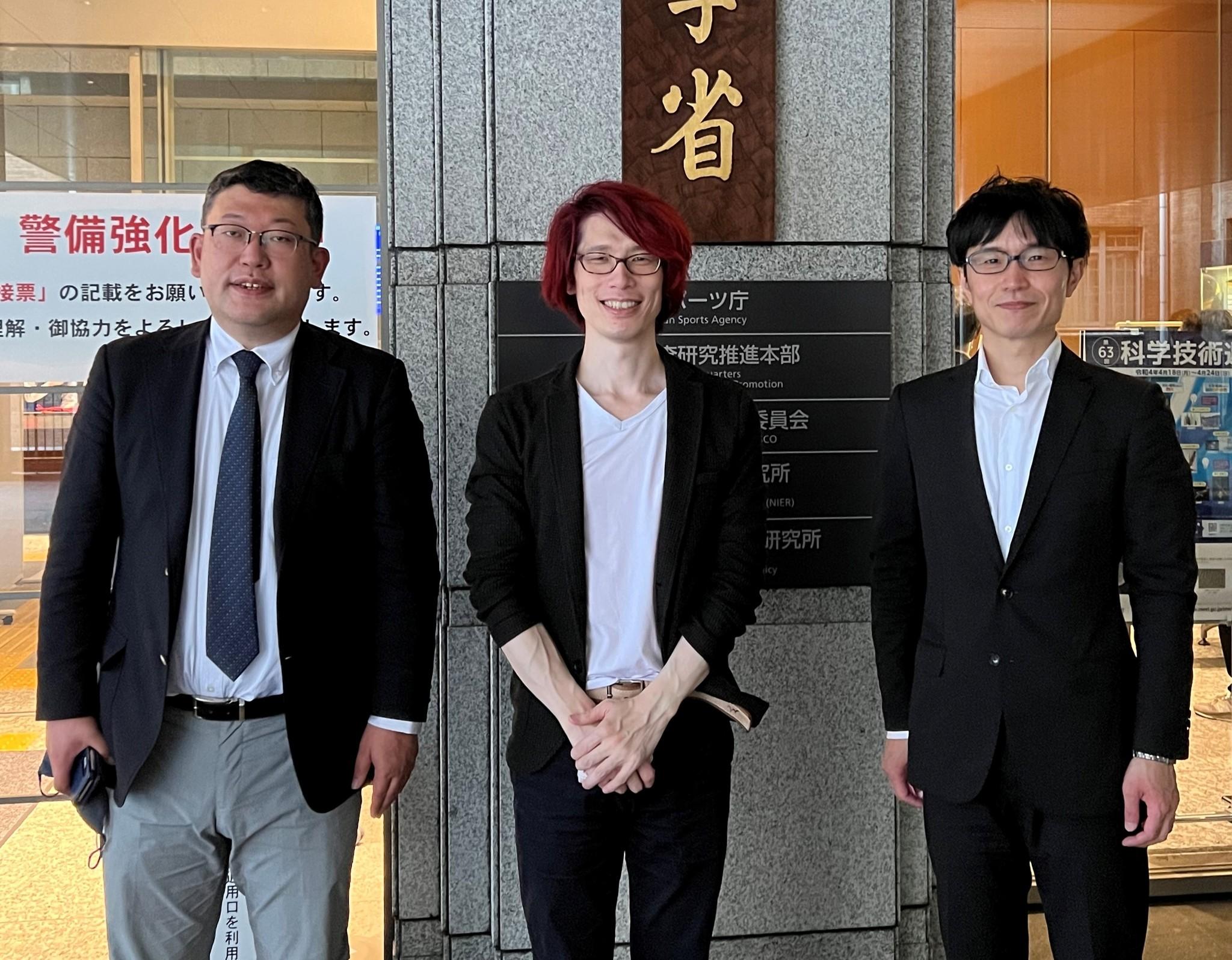 記者会見に臨んだ３人