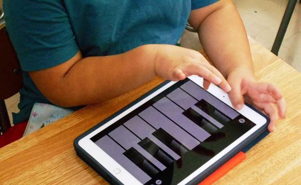 学びを止めるな！思いついたアイデア　タブレットを鍵盤に　横浜市立東戸塚小