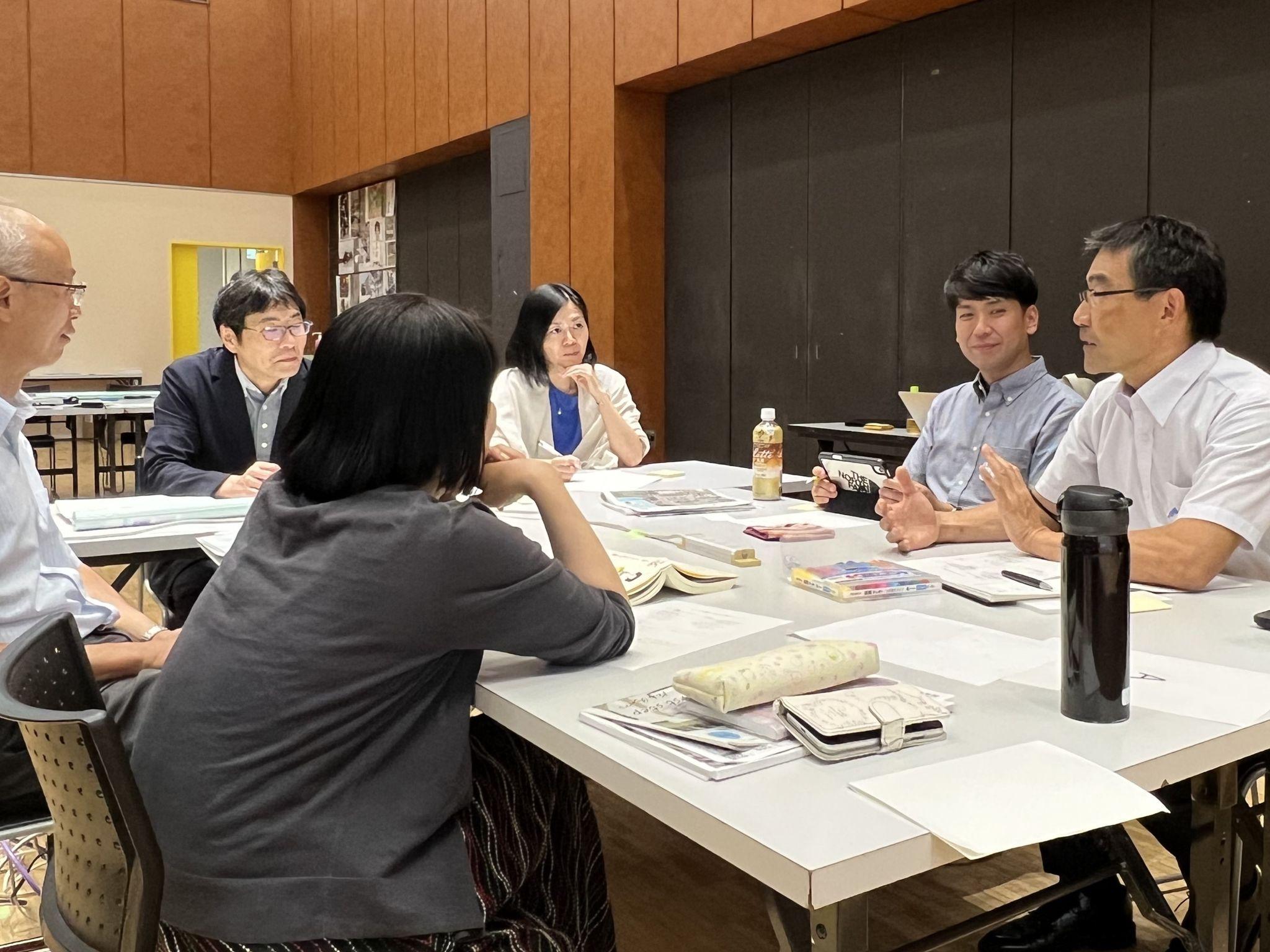with Teachersのグループワークで語りあう参加者