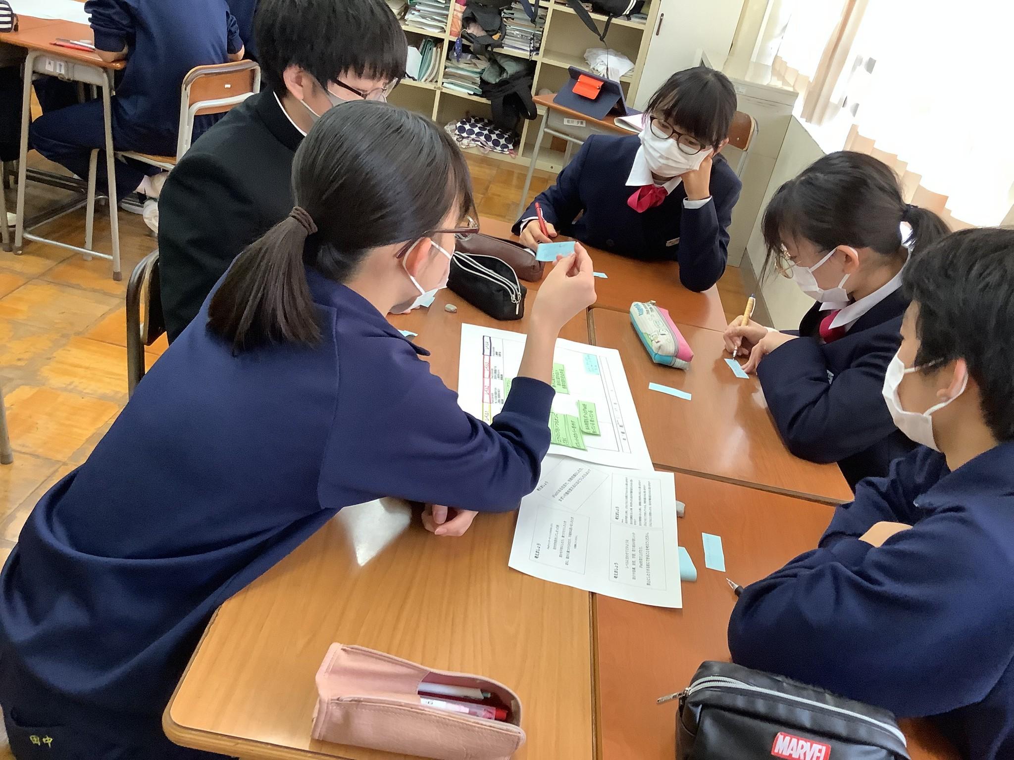 班で話し合う関屋中生たち