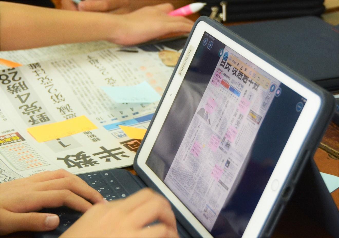 気づいた内容を新聞にメモする子どもたち