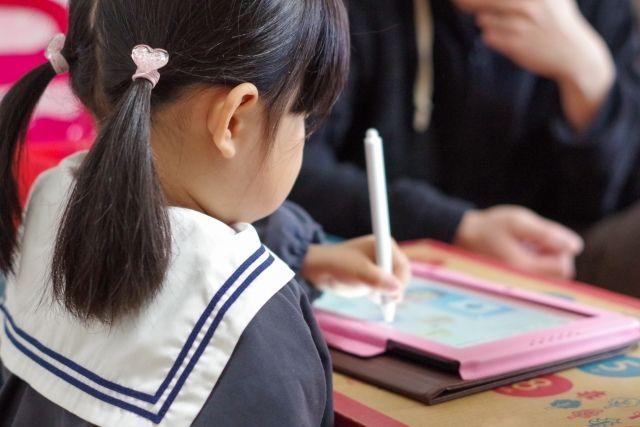 タブレット端末で学習する子どものイメージ画像