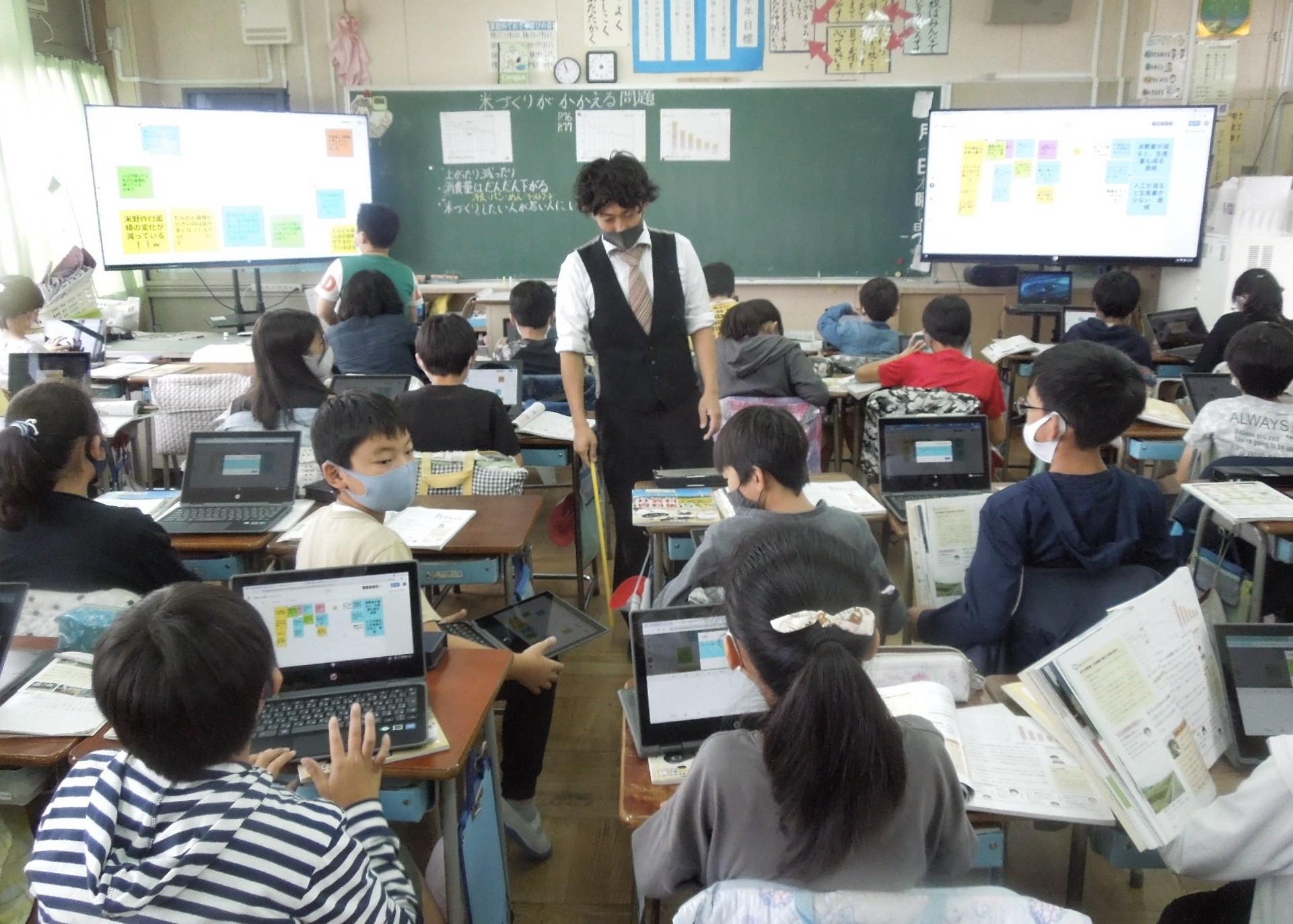 二つの大型画面を使って
